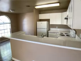 Photo #4: 2737643 Listing