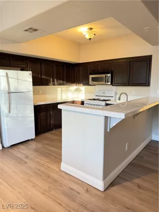 Photo #3: 2737902 Listing 