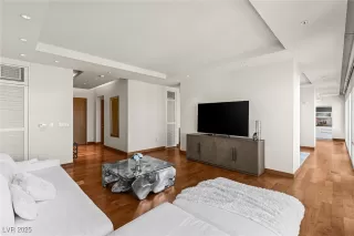 Photo #3: 2738038 Listing