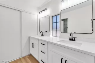 Photo #4: 2738679 Listing