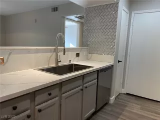 Photo #4: 2738901 Listing