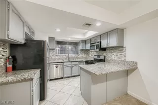 Photo #4: 2739000 Listing 