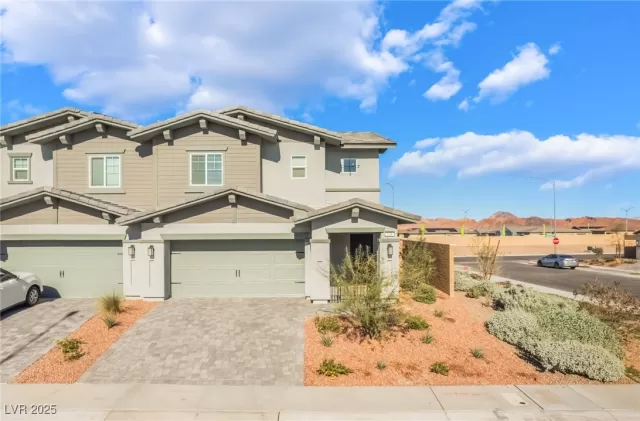 MLS: 2739116 Condo For Sale