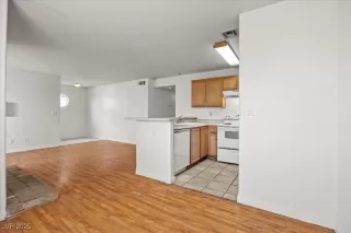 Photo #4: 2739730 Listing