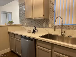 Photo #4: 2739887 Listing