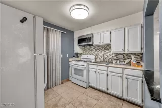 Photo #5: 2740037 Listing 