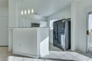 Photo #5: 2740067 Listing