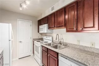 Photo #4: 2740216 Listing