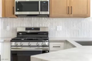 Photo #4: 2740314 Listing