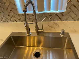 Photo #4: 2740778 Listing