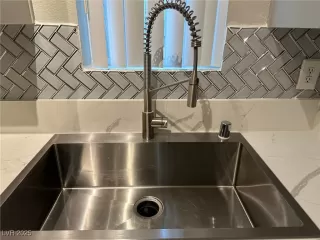 Photo #5: 2740849 Listing