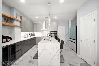 Photo #2: 2741139 Listing