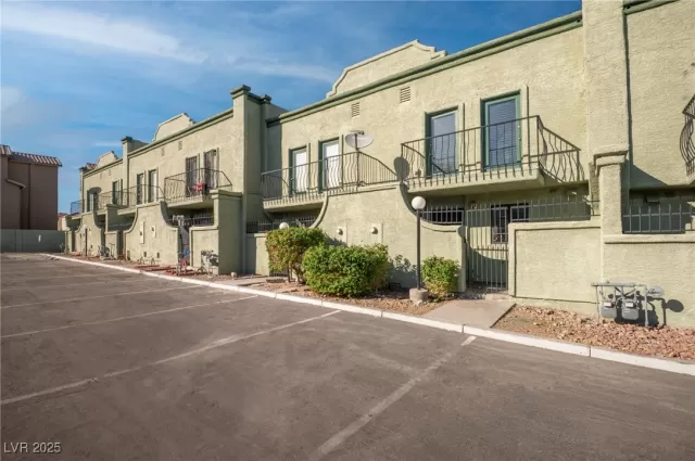 MLS: 2742826 Condo For Sale