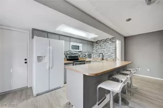 Photo #1: 2742913 Listing