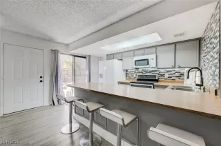 Photo #4: 2742913 Listing