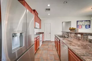 Photo #5: 2743578 Listing