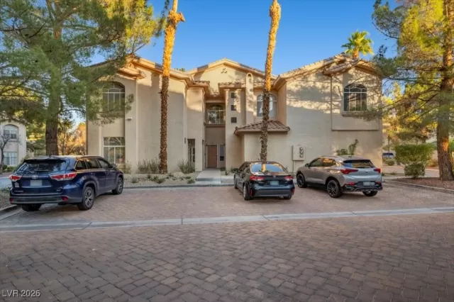 MLS: 2743754 Condo For Sale