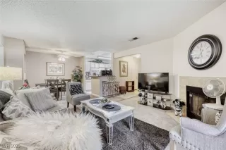 Photo #4: 2743821 Listing