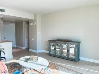 Photo #4: 2743926 Listing