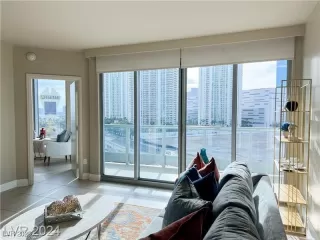 Photo #6: 2743926 Listing