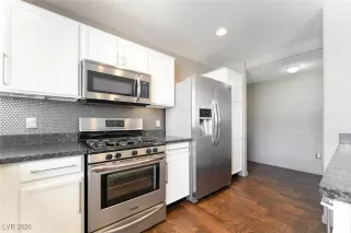 Photo #6: 2744187 Listing