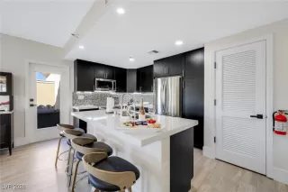 Photo #3: 2745242 Listing