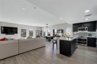 Photo #6: 2745242 Listing