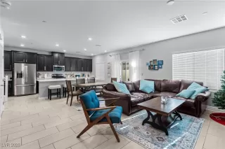 Photo #4: 2745896 Listing