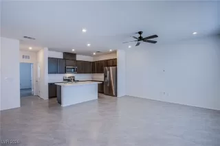 Photo #4: 2746036 Listing