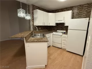 Photo #4: 2746308 Listing 