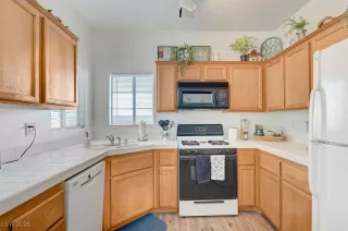 Photo #5: 2746905 Listing