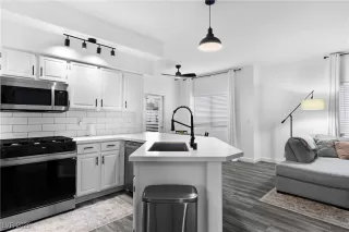 Photo #3: 2747778 Listing