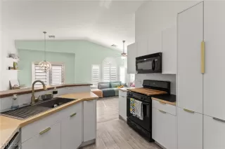 Photo #2: 2749538 Listing