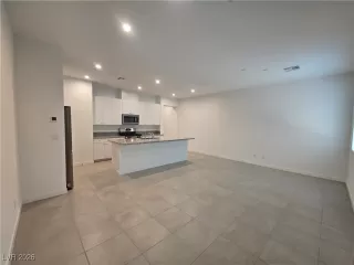 Photo #4: 2749668 Listing