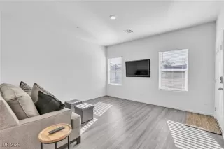 Photo #5: 2751773 Listing