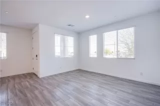 Photo #5: 2751837 Listing