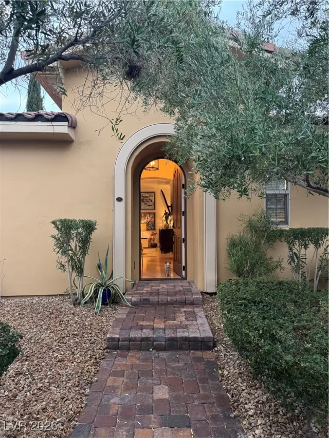 MLS: 2752395 Condo For Sale