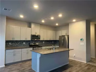 Photo #3: 2752592 Listing