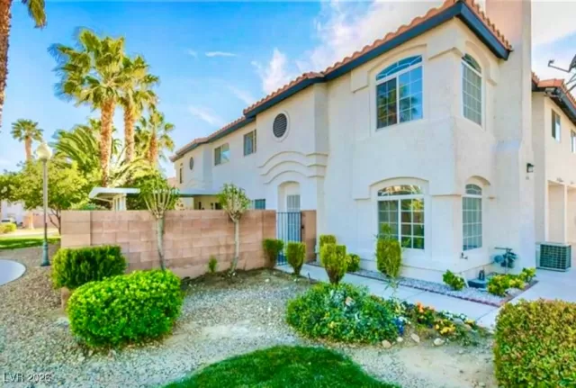 MLS: 2753658 Condo For Sale