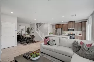 Photo #4: 2756110 Listing