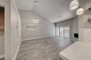 Photo #5: 2757057 Listing