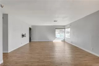 Photo #4: 2758438 Listing