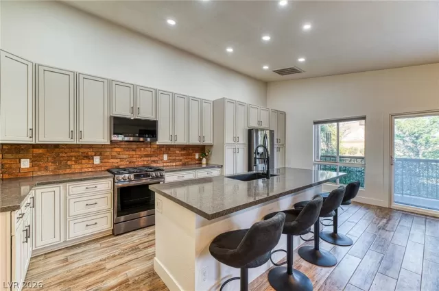 MLS: 2758966 Condo For Sale