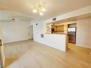 Photo #4: 2759538 Listing