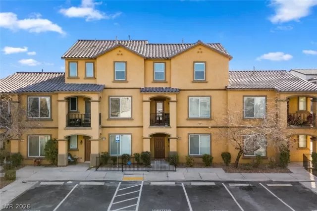 MLS: 2764274 Condo For Sale