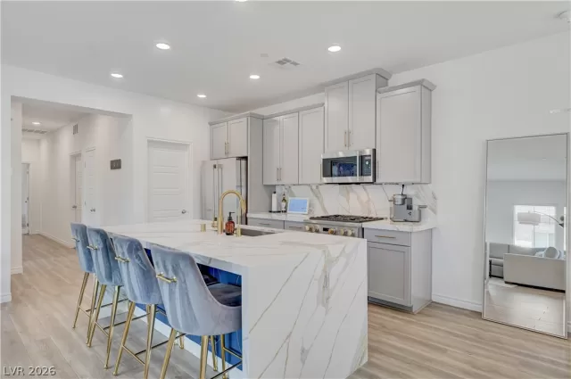 MLS: 2769613 Condo For Sale