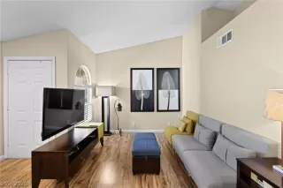 Photo #4: 2771525 Listing