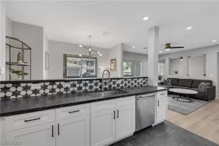 Photo #5: 2771801 Listing