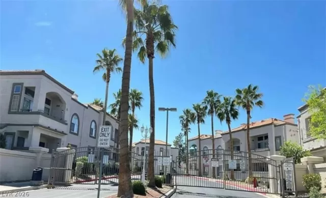 MLS: 2772616 Condo For Sale