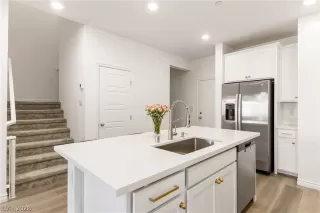 Photo #5: 2772800 Listing 